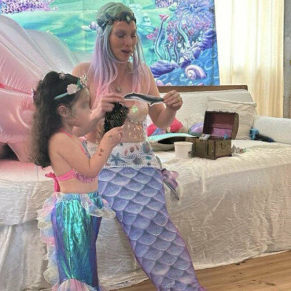 Freya fait découvrir les animaux peu connus, l'enfant est déguisé en sirène.