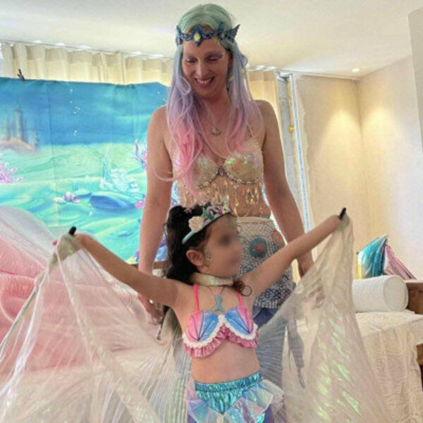 Freya la sirène fait essayer ses ailes d'Isis à la petite fille, un moment magique partagé