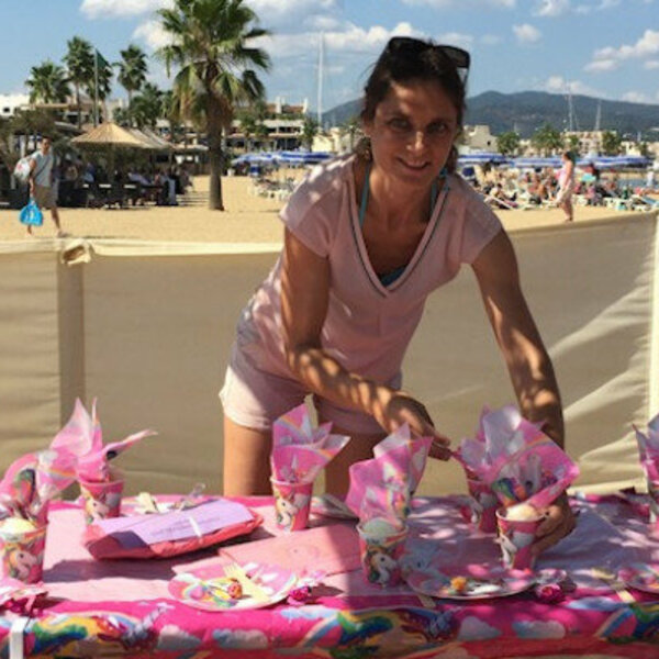 Préparation de la décoration de table à votre domicile ou à votre lieu de vacances 