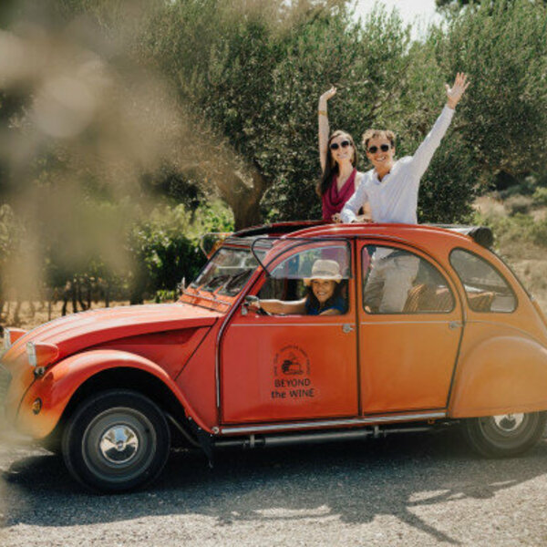 Circuit privé 2CV Saint Tropez - Elia Kuhn Photographe - Beyond The Wine Circuit privé 2CV Saint Tropez - Elia Kuhn Photographe - Beyond The Wine