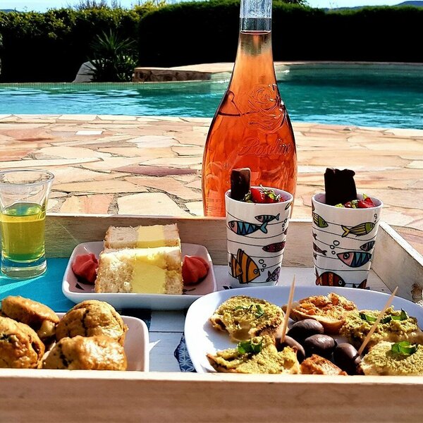 Savourez votre plateau au bord de la piscine