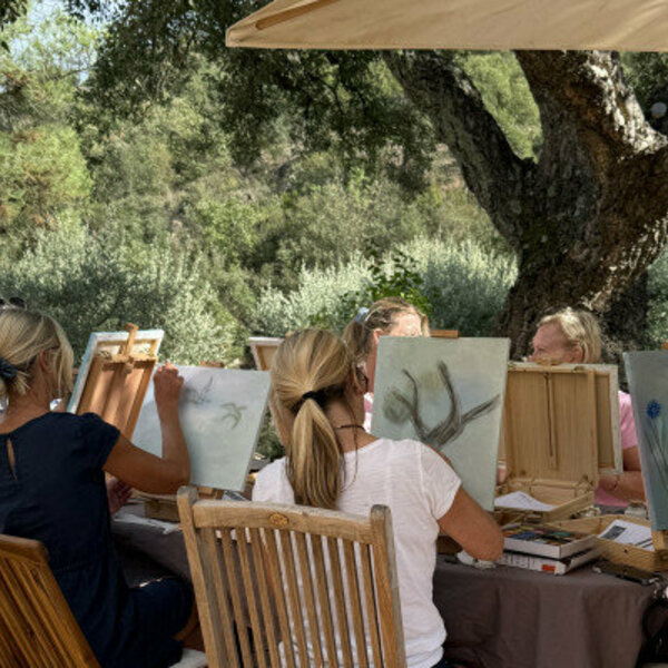 Emilie, artiste plasticienne passionnée, vous accompagnera dans ce voyage créatif Emilie, artiste plasticienne passionnée, vous accompagnera dans ce voyage créatif