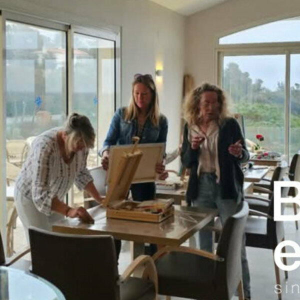 Emilie, artiste plasticienne passionnée, vous accompagnera dans ce voyage créatif Emilie, artiste plasticienne passionnée, vous accompagnera dans ce voyage créatif