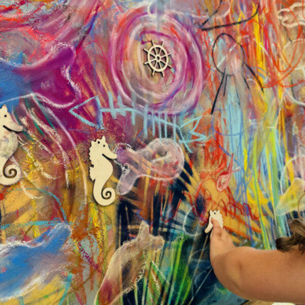 Possibilité de créer une toile entre enfants, sans compétence artistique particulière Possibilité de créer une toile entre enfants, sans compétence artistique particulière