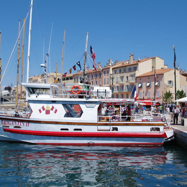 Point de départ sur le quai pour une balade en mer sur le Brigantin II