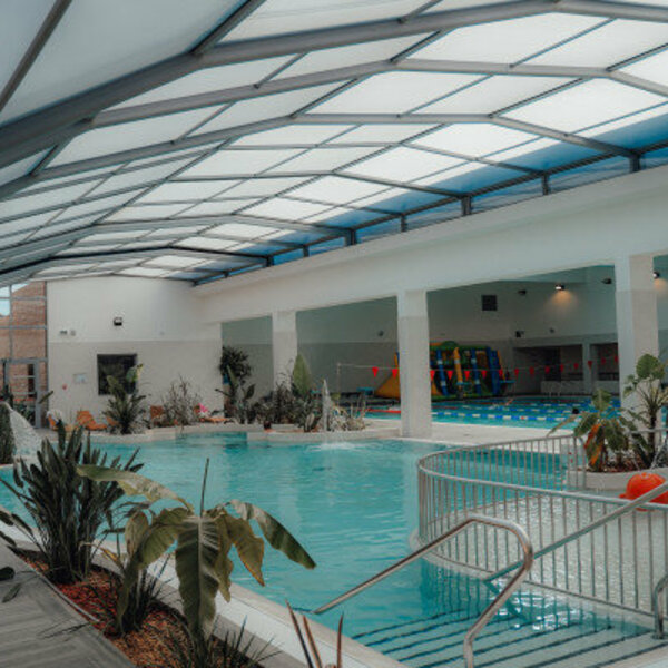 Bassin ludique avec Jacuzzi assis et debout, accessible selon planning d'activité.