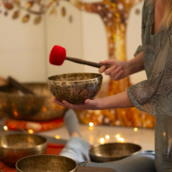 Relaxation sessions with Tibetan singing bowls: A sound journey filled with soothing and beneficial vibrations.