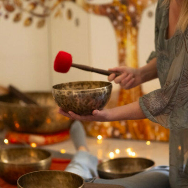Bols Tibétains : Un voyage sonore. 
Les bienfaits des bols tibétains : Leurs vibrations et sons harmonieux favorisent la relaxation profonde, apaisent le stress et rééquilibrent les énergies du corps et de l’esprit.
