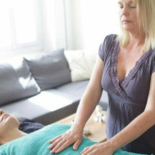 Reiki sessions: Reiki energy helps restore balance between body and mind. A moment of relaxation and energetic “cleansing.”