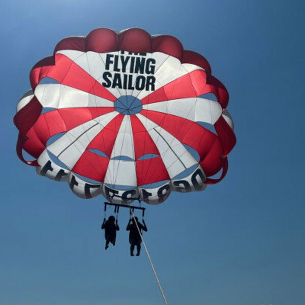 Parachute ascensionnel dans le Golfe de Saint Tropez