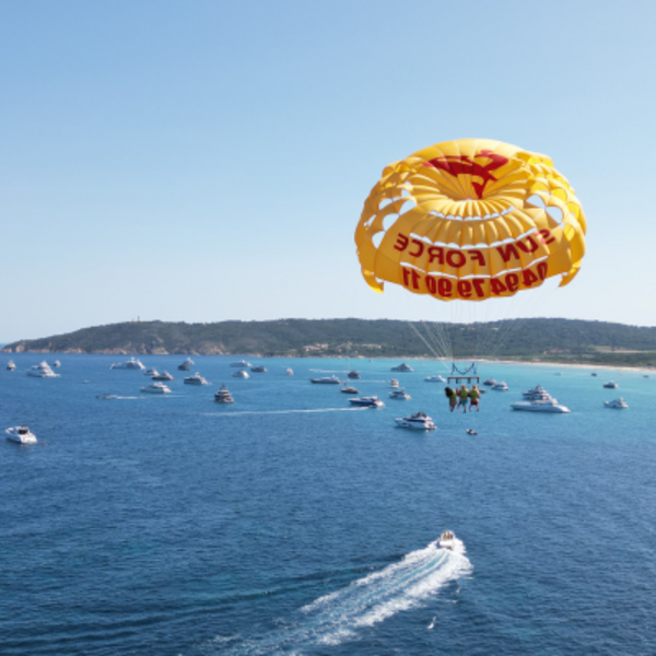 Parachute au large de Pampelonne au dessus des yachts