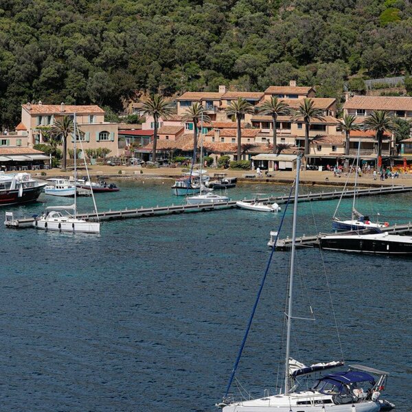 Vue sur le village de Port-Cros