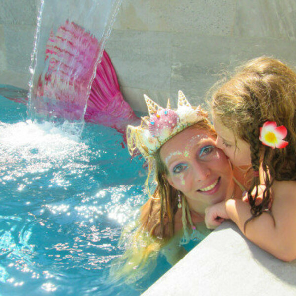 Freya la Sirène dans la piscine lors d'un anniversaire enfant