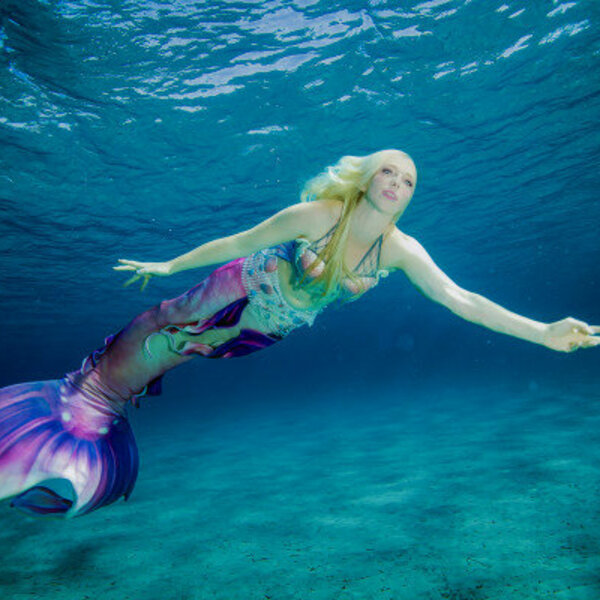Freya la sirène professionnelle dans la mer