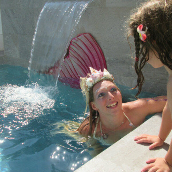 Surprise pour cette petite fille qui rencontre Freya la sirène lors de son anniversaire