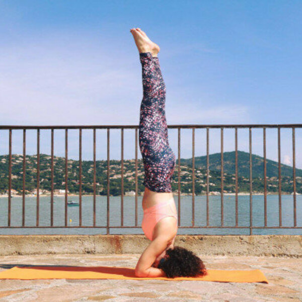 Posture de yoga inversée 